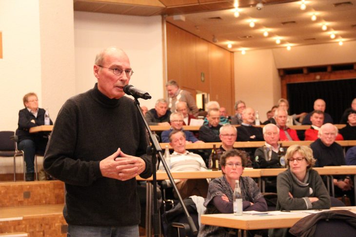 Hans-Joachim Strauß wirbt bei der Bürgerversammlung in der Reichswaldhalle für die Anliegen des Themenkunstvereins.