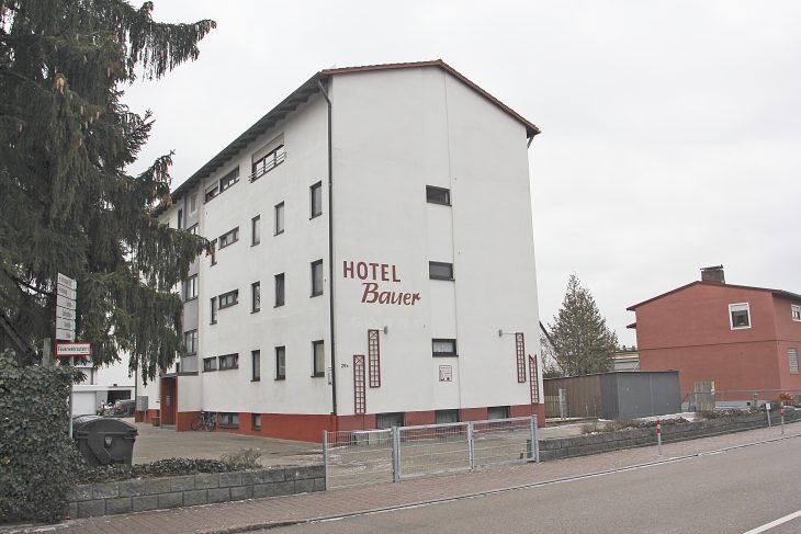 Das ehemalige Hotel Bauer wurde zur Gemeinschaftsunterkunft für Asylbewerber umgebaut. Betrieben wird die Unterkunft von der Regierung von Mittelfranken. Hier wohnen derzeit 80 Menschen.