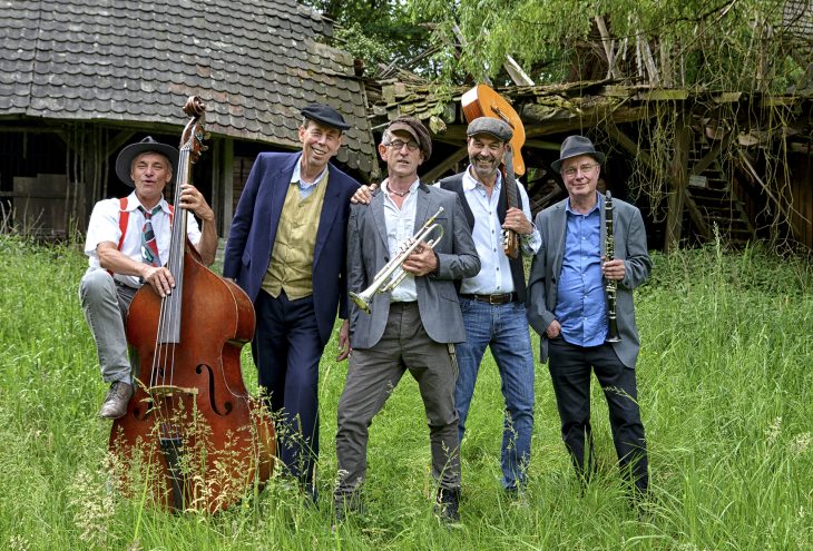 Thomas Schneele freut sich auf die Premiere des Musikkabaretts „Zeit is“ am Freitag, 8. Februar, in der Reichswaldhalle. Foto: Gisa SpandlerDie Namenlosen in ihrer Kern-Besetzung (von links): Klaus Flemming, Thomas Schneele, Joe Köstler, Michael Tschöpe und Mathias Rösel.
