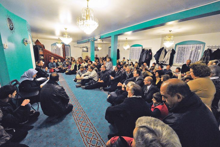 Rund 160 Mitglieder plus Familien zählt die Laufer Ditib-Gemeinde – hier ein Blick in die Moschee in der Glockengießerstraße. Das Foto entstand beim „Friedensgebet der Religionen“. Dieses war aller