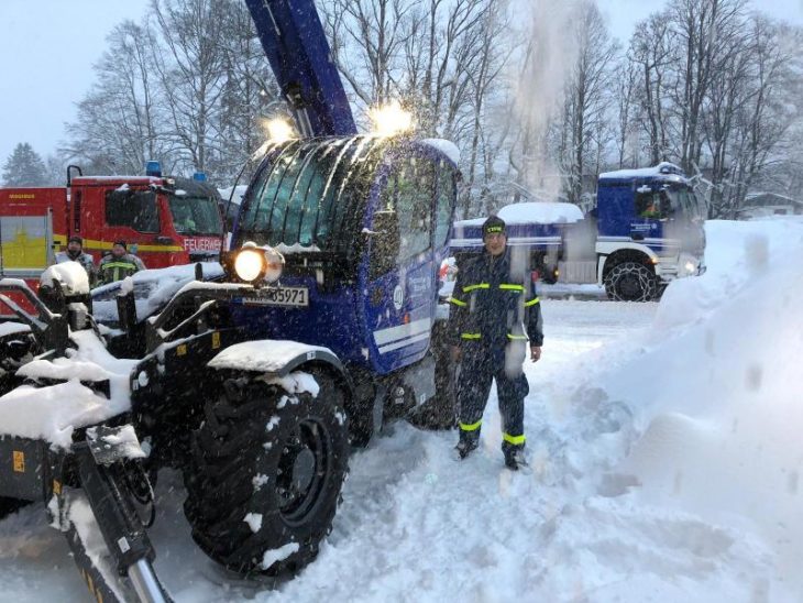 Das THW rückt mit schwerem Gerät an.