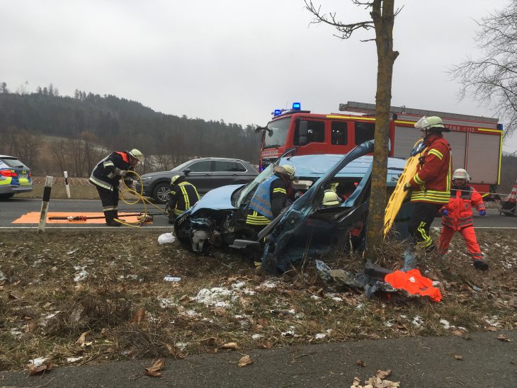 In diesem Auto saßen eine 65-Jährige, die schwer verletzt wurde, und ihr 69 Jahre alter Beifahrer, der mit leichten Verletzungen davonkam.