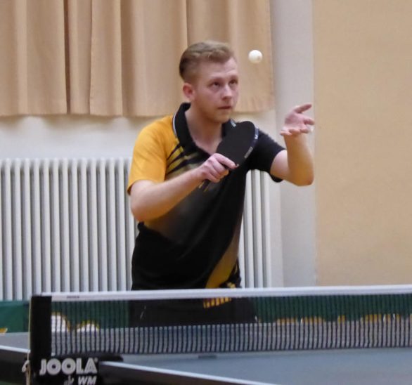 Matthias Kayczuck war im Derby gegen Hohenstadt nicht zu schlagen: Er überzeugte mit zwei Siegen im Einzel und setzte sich auch im Doppel an der Seite von Armin Tauber gegen Pöllet/Strohmeier durch.