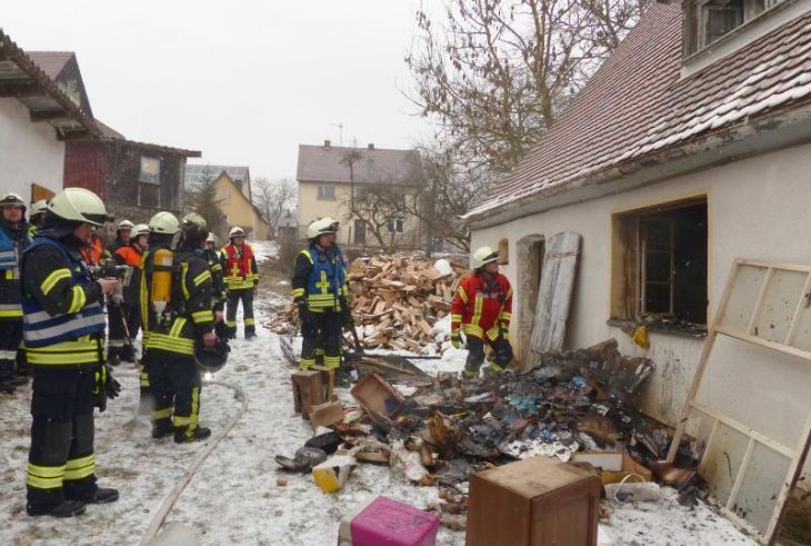 Zwei Zimmer brannten in diesem Gebäude in Deckersberg aus.