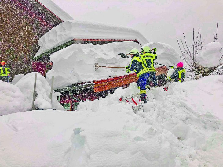 Meterhoch türmen sich die Schneemassen im Berchtesgadener Ortsteil Buchenhöhe. Feuerwehrleute aus dem Nürnberger Land waren in den vergangenen Tagen pausenlos auf den Dächern im Einsatz, um die Gebäude von den Schneelasten zu befreien. Foto: Feuerwehr Ezelsdorf