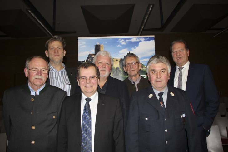 „Ohne Sie wäre Burgthann nicht, was es ist“, brachte zweiter Bürgermeister Hermann Bloß (vorne Mitte) seine Wertschätzung zum Ausdruck. Geehrt wurden (von links): Franz Seidel, Alexander Gallitz, Günter Pölloth, Ernst Doleschal und Gerhard Pölloth für vier weitere Feuerwehrkameraden. Rechts Bürgermeister Heinz Meyer