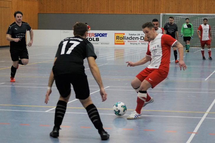 Für den 1. FC Altdorf – vorne Michael Wiesner (Nr. 17); im Hintergrund rechts Spielertrainer Philipp Knogl – war das Turnier eine einzige Enttäuschung; nach einer 2:3-Niederlage gegen das Bolta-Team blieb für die Wallensteinstädter nur der letzte Rang