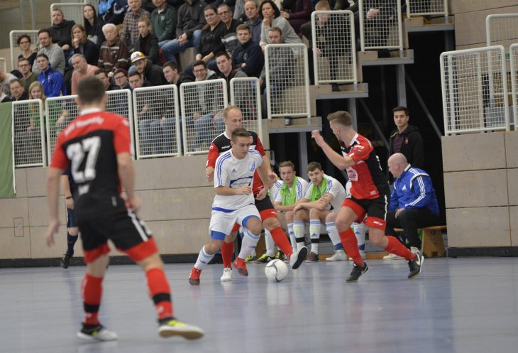 Verdammt viel Pech hatten die Unterferriedener Hallenkicker (weiße Trikots, hier im Spiel gegen den ASV Neumarkt) am Samstag in Neumarkt. Nur das schlechtere Torverhältnis verhinderte ihren Einzug ins Finale.