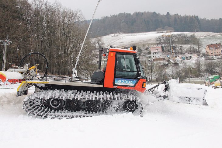 Mit der Pistenraupe wird der Kunstschnee am Schlossberg verteilt.