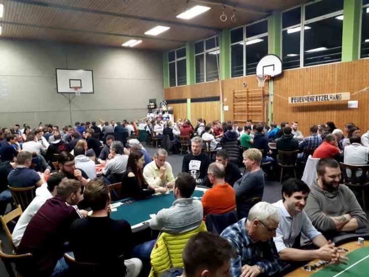 Der Hype ist nach wie vor groß: Bereits zwei Tage nach Bekanntwerden des Anmeldezeitraums war das Turnier bis zum letzten Platz ausgebucht und die Wartelisten waren voll. Mit 120 Teilnehmern zählt die Etzelwanger Pokermeisterschaft seit Jahren zu den größten Turnieren Bayerns.