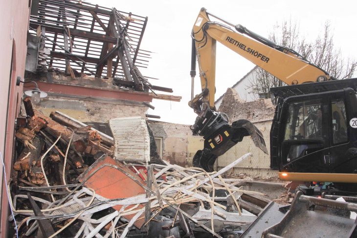 Der Bagger reißt  das Graffiti-Gebäude ein. Foto: Alex Blinten