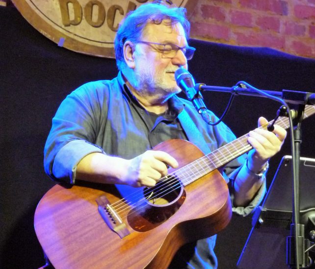 Liedermacher, Songpoet und Nonkonformist: Klaus Lage begeistert im Brauhaus Altdorf.