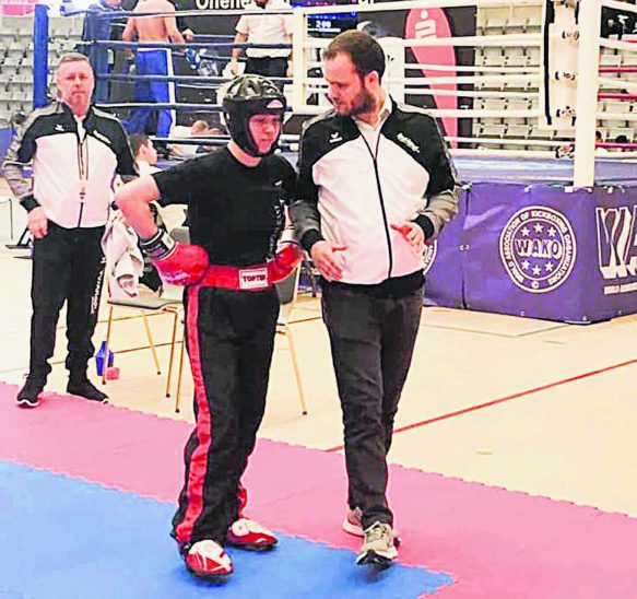 Trainer Philipp Bitzenbauer beim Bayernpokal im Gespräch mit seiner Kämpferin Nina Leitenbacher.