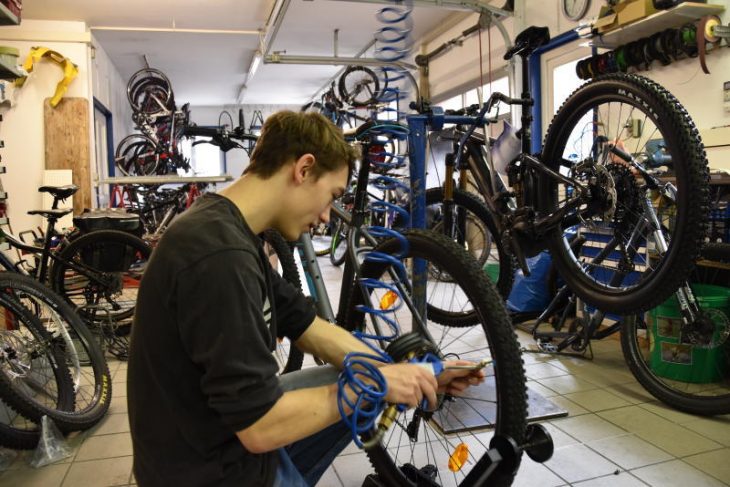 Tom Schaffer bein Aufpumpen von Fahrradreifen.