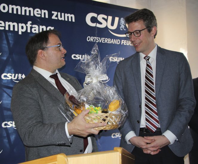CSU-Ortsvorsitzender Alexander Hommel überreicht einen schmackhaften Feuchter Gruß an den General zum Dank für seine Rede.