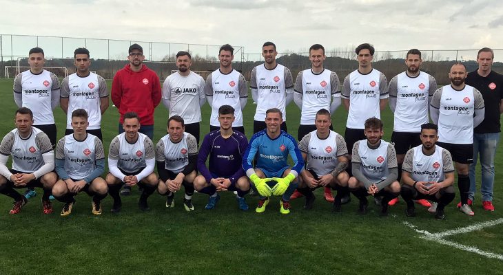 Das Team des 1. SC Feucht mit Trainer Florian Schlicker (hinten dritter von links) und Teammanager Michael Schmidt (stehend rechts).