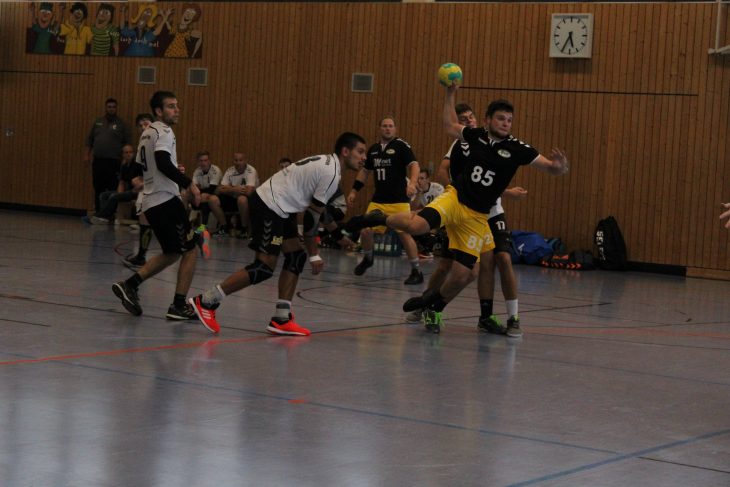 Phillip Götschel (hier beim Wurf) war mit zehn Treffern der erfolgreichste Torschütze der HSG-Reserve im Schlagerspiel gegen den Post SV Nürnberg.