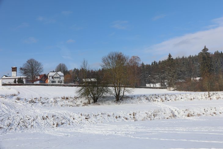 Zwischen Bahnlinie und Feuerwehrhaus soll nach dem Willen des Gemeinderats in Mosenberg auf rund zwei Hektar das neue Baugebiet „Hirtengasse“ entstehen. Die Anzahl der Bauplätze wird davon abhängen, in welcher Größe die Grundstücke von den Interessenten gewünscht werden.