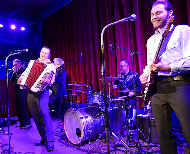 Band Hiss rockt das Kick NLAND