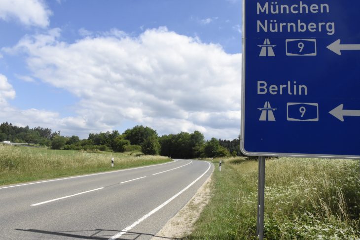 Bei Hormersdorf, zwischen der Staatsstraße 2404 (im Bild) und der A 9 (links im Hintergrund) soll ein 5,3 Hektar großes Gewerbegebiet entstehen. Im Ort regt sich dagegen Widerstand.