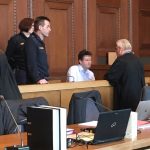 Im Schwurgerichtssaal 600: Ingo P. berät sich mit seinem Anwalt.