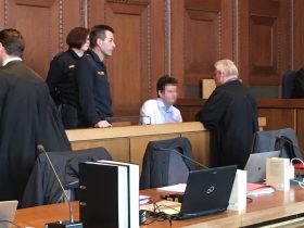 Im Schwurgerichtssaal 600: Ingo P. berät sich mit seinem Anwalt.
