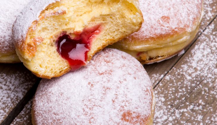 Berliner, Pfannkuchen oder Krapfen: Das köstliche Schmalzgebäck gehört genauso zu Fasching wie Konfetti.