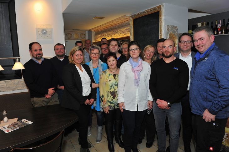 Die Schwaiger CSU-Bürgermeisterkandidatin Petra Oberhäuser (Mitte in weißer Bluse) zwischen den Bewerbern für den Gemeinderat.