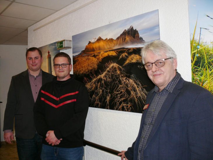Heimleiter Rainer Eisenbarth (r.), sein Nachfolger Dominik Egger (l.) und Fotokünstler Florian Trykowski.
