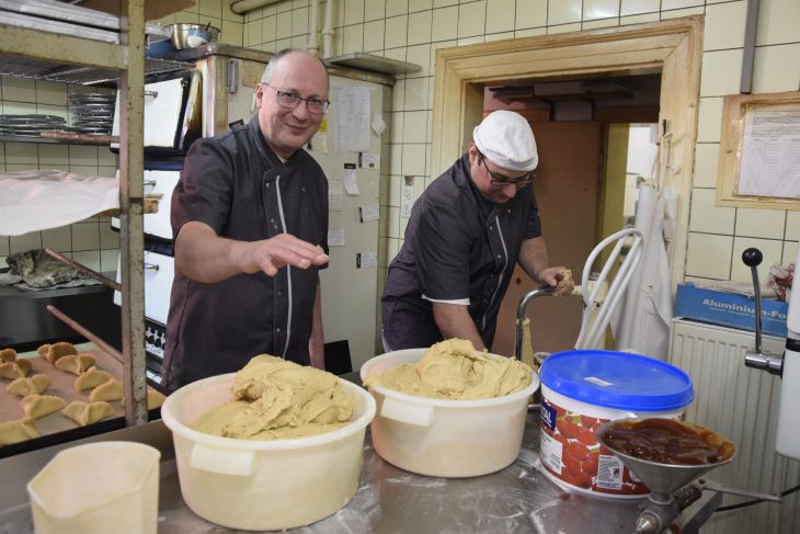 So hoch wird der noch: Konditormeister Werner Krasser vom Café Riedner zeigt, wie weit der Hefeteig aufgeht.
