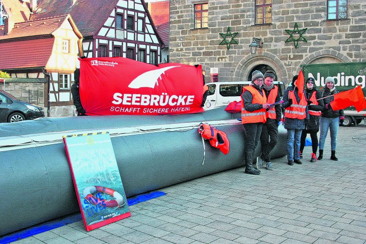Im vergangenen Jahr warben Aktivisten von Seebrücke auf dem Altdorfer Marktplatz für das Anliegen ihrer Organisation und sammelten Unterschriften.