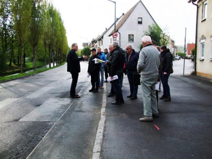 Wichtig fürs Happurg von Morgen: Die Ortsdurchfahrt soll saniert werden, darauf verständigten sich Gemeinderäte und Bürgermeister Bernd Bogner (links) bei einem Ortstermin. nun stellten sie das dafür nötige Geld im Haushalt bereit.