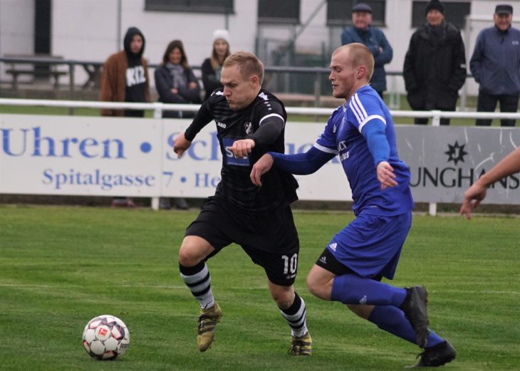 Beim Auswärtsspiel in Weisendorf waren Michael Mertel (am Ball) und der 1. FC Hersbruck erneut im Pech, denn, wie schon die Woche zuvor, besiegelte ein Tor in der Nachspielzeit die Niederlage.
⋌Archivfoto: M. Keilholz