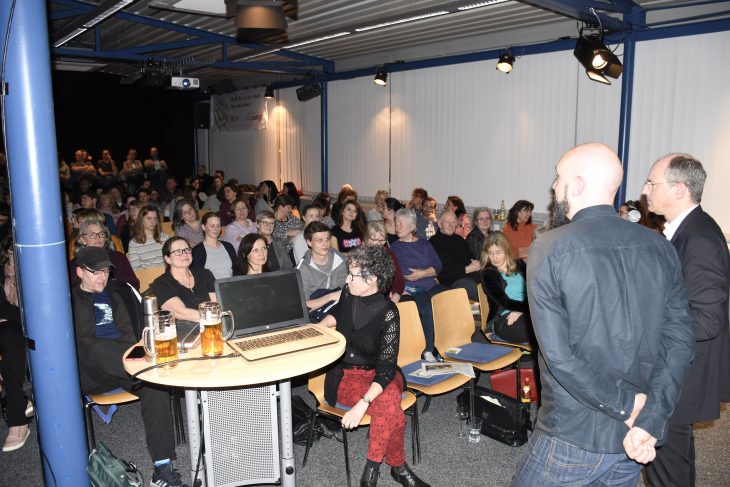 Sogar auf der Bühne des PZ–Kulturraumes standen Stühle, um den rund 140 Besuchern am Mittwochabend einen Sitzplatz zu bieten. Sie alle kamen, um dem Besitzer des Nürnberger Unverpacktladens „Zero Hero“ Thomas Linhardt (2. v. r.) zuzuhören und anschließend Fragen zu stellen.