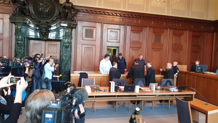 Ingo P. betritt am ersten Prozesstag den Schwurgerichtssaal 600 in Nürnberg.