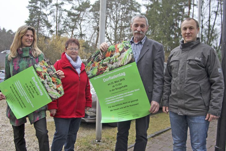 Gabriele Fischer, Gerlinde Kotzur, Manfred Meindl und Jörg Kotzur am Standort des geplanten Dorfladens neben dem Moosbacher Feuerwehrhaus. Für Samstag, 23. März, laden sie zu einem Infotag in die Bürgerhalle ein.