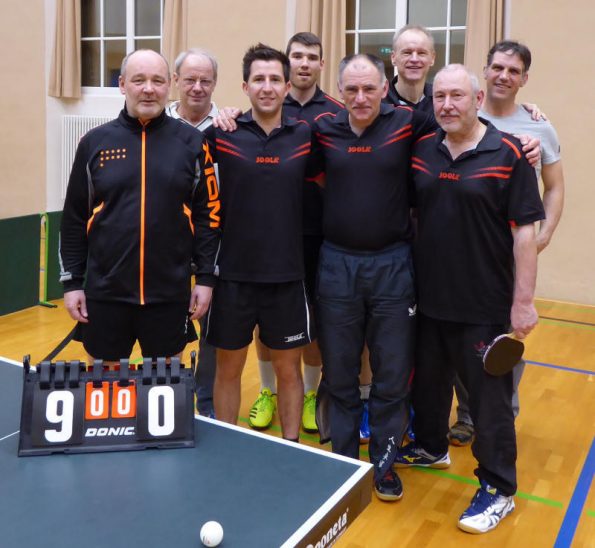 Meister der Tischtennis-Bezirksklasse B 6: Die „Zweite“ des TV Hersbruck mit (v. links) Günther Auer, Gerd Ritter, Paul Vogt, Victor Vogel, Abteilungsleiter und Mannschaftsführer Peter Kunert, Henning Gundelach, Manfred Pillhofer und Jürgen Ziegler. Es fehlen: Armin Tauber und Norbert Hirsch.