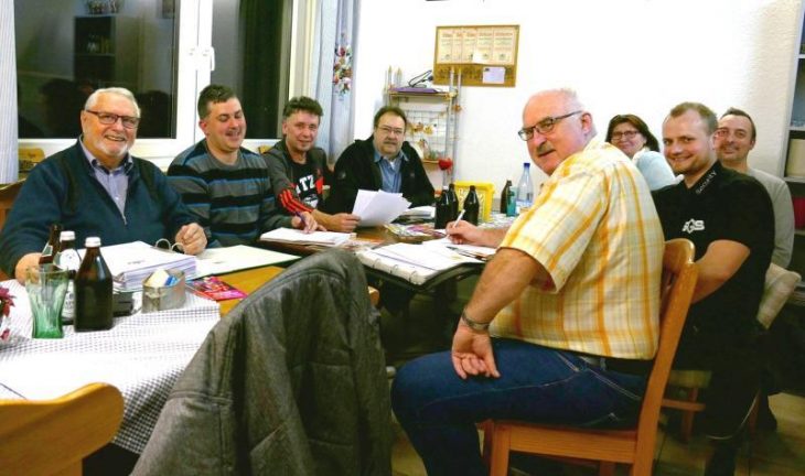 Wöchentliche Sitzung im „Sitzungszimmer Paulus“: Auf den Tischen liegen dicke Aktenordner, die Köpfe rauchen, damit auch ja nichts vergessen wird. Spaß haben die Organisatoren aber dennoch.