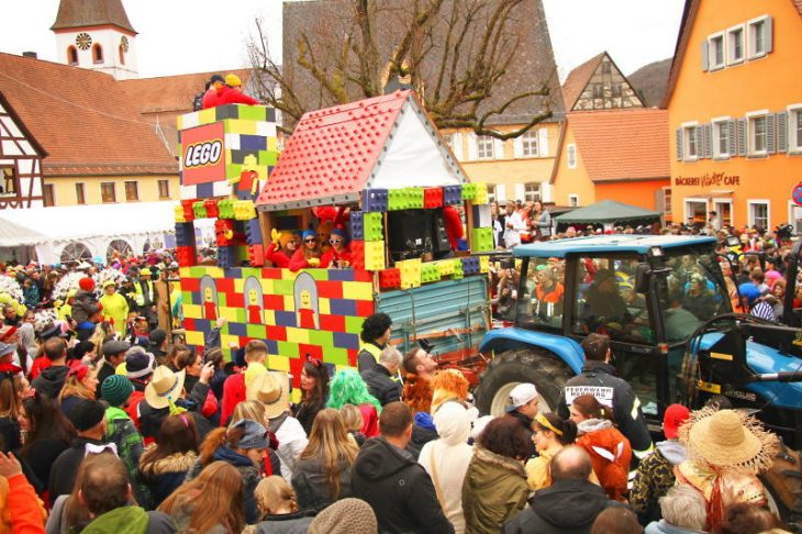 Die Gruppe aus dem Happurger Gemeindeteil See sorgte beim Gaudizug durch den Ort mit ihrem Legowagen für einen der vielen Hingucker und wurde am Marktplatz gebührend von den Besuchermassen gefeiert.