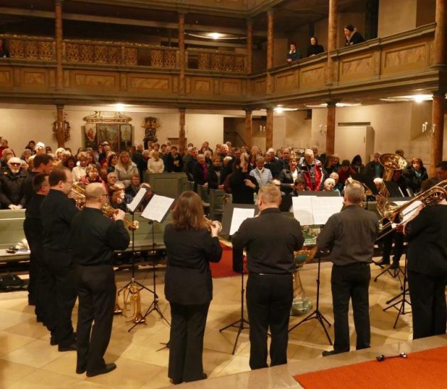 Gemeinsames Gotteslob: Zum Mitsinglied musizierten Zuhörer und Blechbläser zusammen.