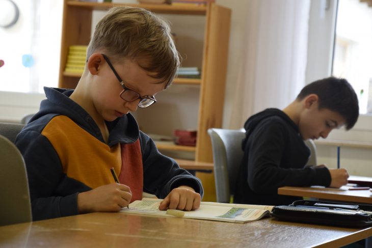 Konzentriert machen Winkelhaider Hortkinder ihre Hausaufgaben. Momentan findet die Betreuung noch in der Grundschule statt. In Zukunft werden die Kinder in einem eigenen Gebäude untergebracht werden.