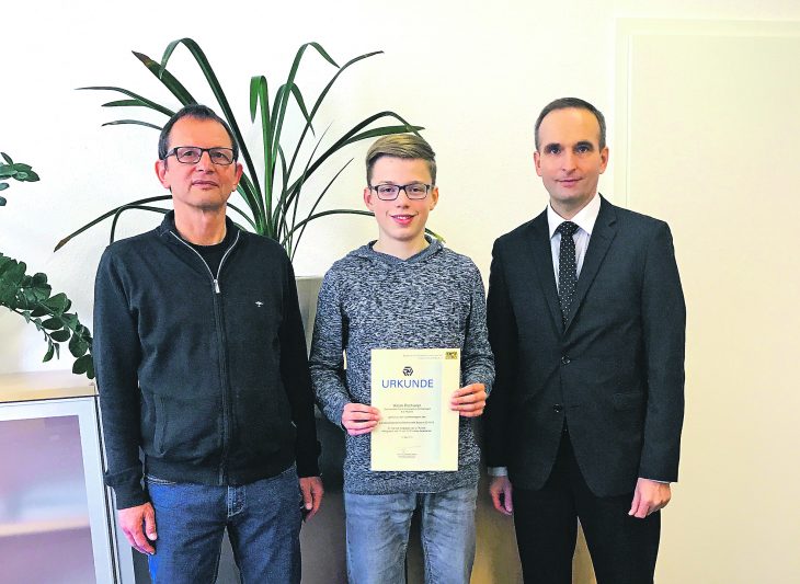 Einen Landessieger-Titel hat Neuntklässler Kilian Pschierer vom Geschwister-Scholl-Gymnasium geholt. Mit ihm freuen sich Fachbetreuer Willi Sölch (links) und Direktor Clemens Berthold (rechts).