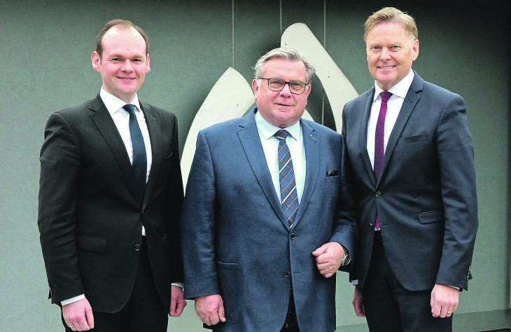 Dennis Kummarnitzky (l.) übernimmt ab 1. April die Geschäftsführung der Lebenshilfe Nürnberger Land von Norbert Dünkel (r.). In der Mitte: Lebenshilfe-Chef Gerhard John.