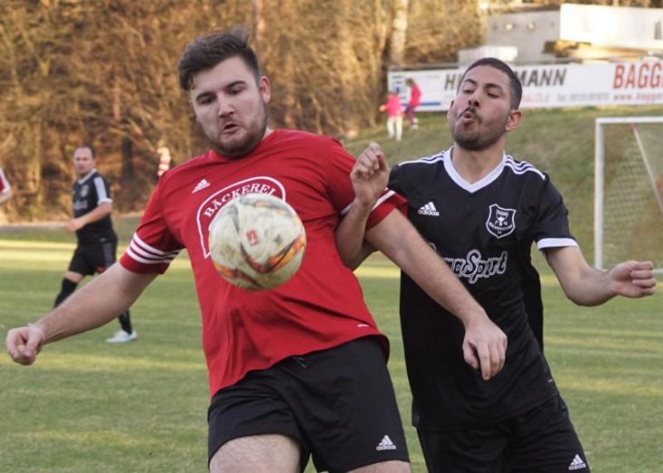 Matthias Kohl (links, hier im Zweikampf mit Maher Blasina) und die SG Alfeld/Förrenbach mussten gegen Rückersdorf II eine bittere 2:3-Heimniederlage einstecken.