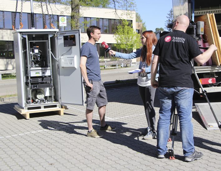 Das Medieninteresse bei der Montage des neuen Pollenmonitors war groß.Christian Stutz zeigt das Innenleben des Apparats.