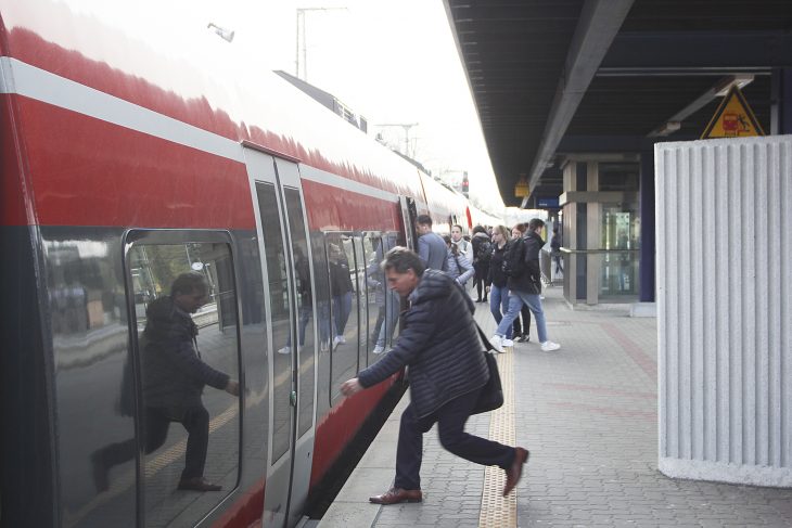 Fahrgäste klagen seit Wochen über drückende Enge in der S3. Nur jetzt, zur Ferienzeit, geht es entspannter zu.