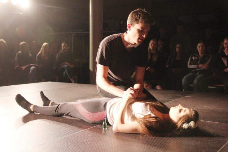 Romeo (Theo Knodt) denkt, dass Julia (Tamara Schiffer) tot ist.