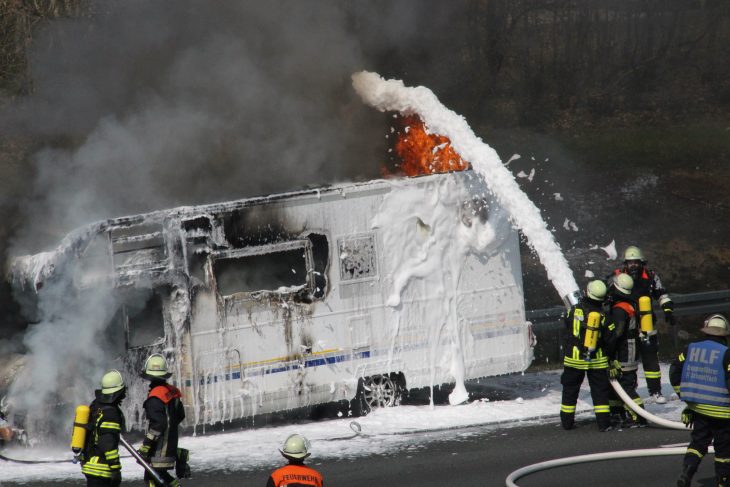 Die Feuerwehr konnte nicht verhindern, dass die Flammen das Wohnmobil zerstörten.