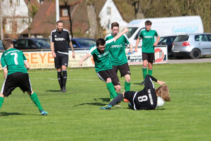 Eine Szene symbolisch für den körperbetonten Auftritt beider Teams beim Derby in Röthenbach. Burgthanns Felix Schönweiß (Nummer 8) im Bodenkampf mit seinen Gegenspielern.