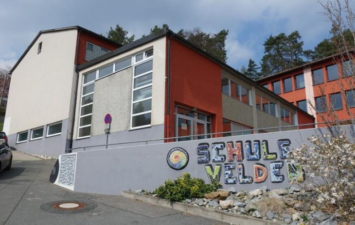 Hier rücken bald die Bagger an: der zur Sanierung anstehende Gebäudeteil der Mittelschule Velden mit Turnhalle, Hallenbad sowie Sanitär- und Versorgungsräumen.